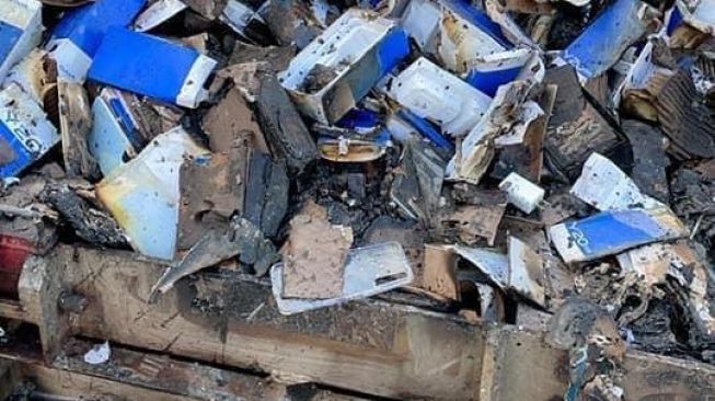 Kargo berisi smartphones Vivo terbakar dibandara Hong Kong, Garuda ikut embargo.